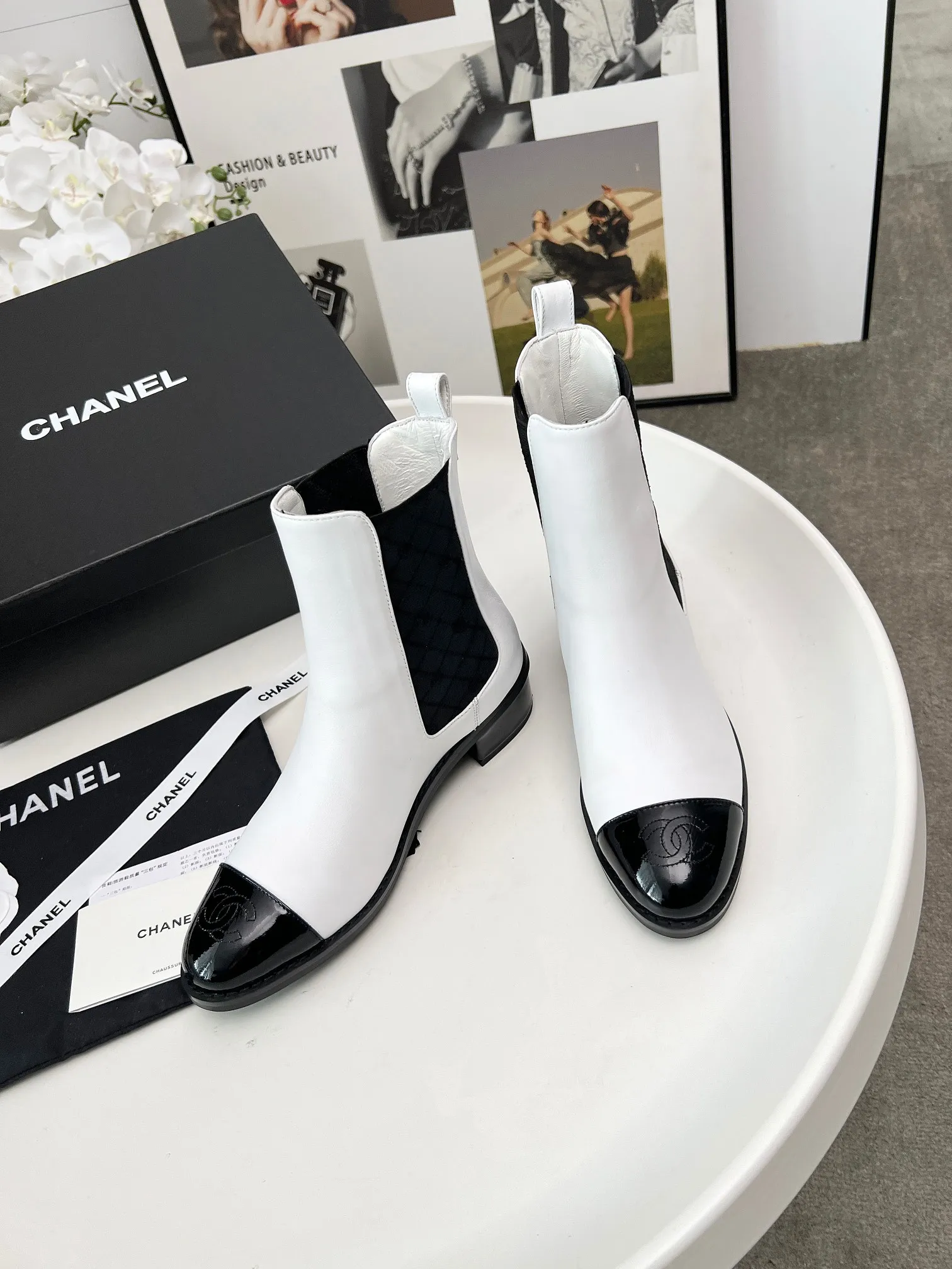👟👟Ex-factory price 580👟👟 2025CHANEL These Chanel boots are amazing✨ Classic color matching, with a sense of high-end, the details of the toe are exquisite, and the fashion is instantly full when you put them on~ The different colors are easy to spot, and you can wear them with skirts and trousers to create a unique grandma style. Whose fashion DNA has touched it, I won’t tell you👀 Own it and you will want to carry the wind with you when you walk. These are fashionable and essential boots 👢 Fabric: cowhide Lining: sheepskin Color: black white apricot Heel height: about 4cm Tube height: 6 inches Size: 5-40 (41 customized)